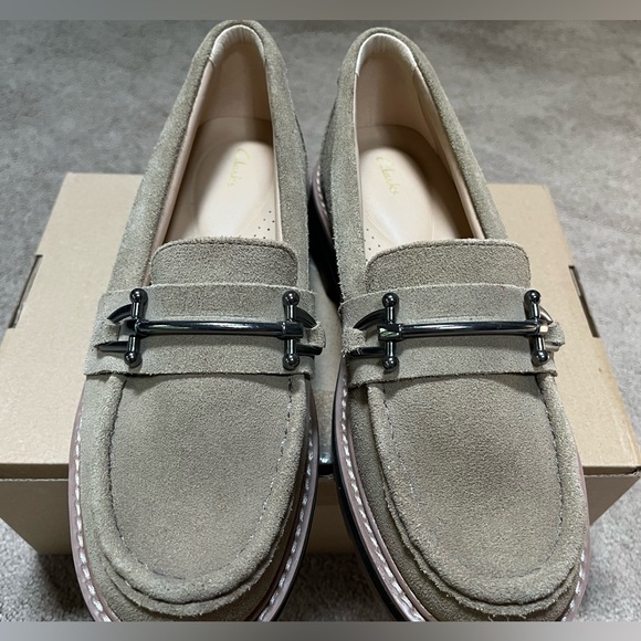 Clarks Women’s size 7 flat/loafer, tan suede, worn once - Picture 2 of 7